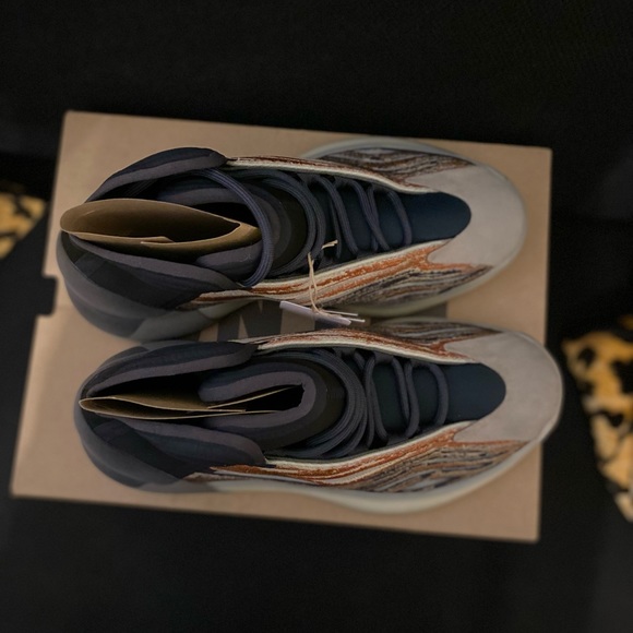 adidas YEEZY
YZY QNTM FLASH ORANGE LT SNKR LTHR main image 4